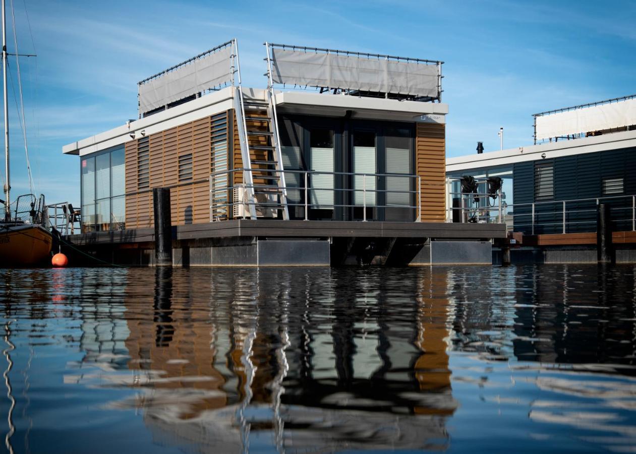 Welcome In - Houseboat 'Elysium' Met Eigen Aanlegsteiger Sneek - Offingawier Exterior photo