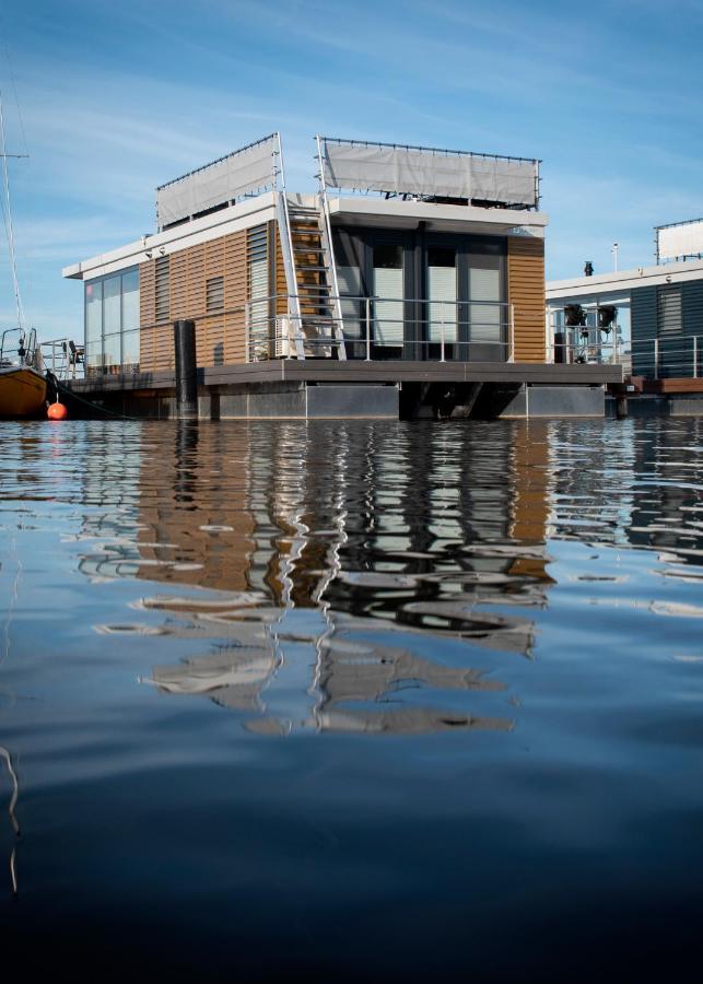 Welcome In - Houseboat 'Elysium' Met Eigen Aanlegsteiger Sneek - Offingawier Exterior photo
